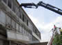 Bild 7/32: Betonelemente an einer Hausfassade werden abgetrennt. 